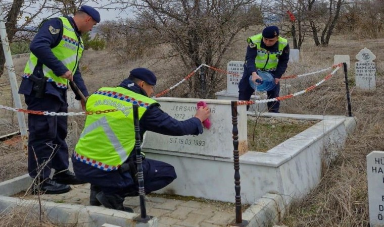 Çavdarhisarda şehit Er Sadık Uçarın mezarının bakımı yapıldı