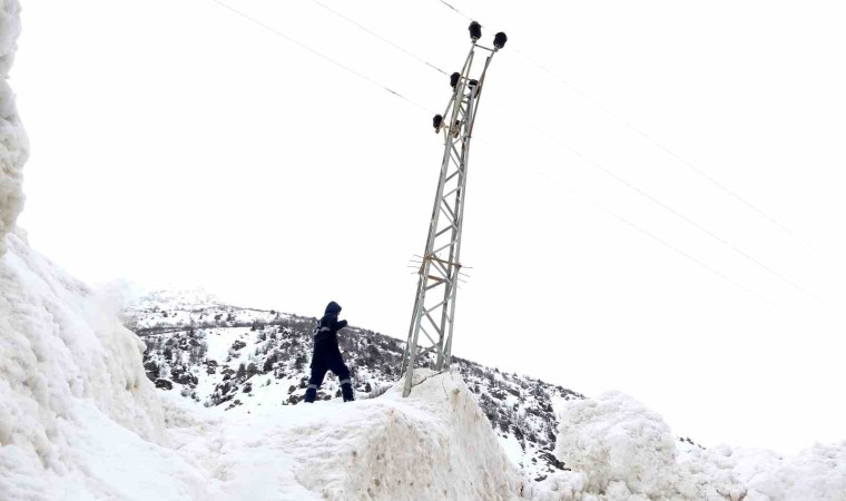 Çığ ve sulu kar elektrik direklerine zarar verdi: Ekiplerin zorlu mesaisi Ramazanda da sürüyor