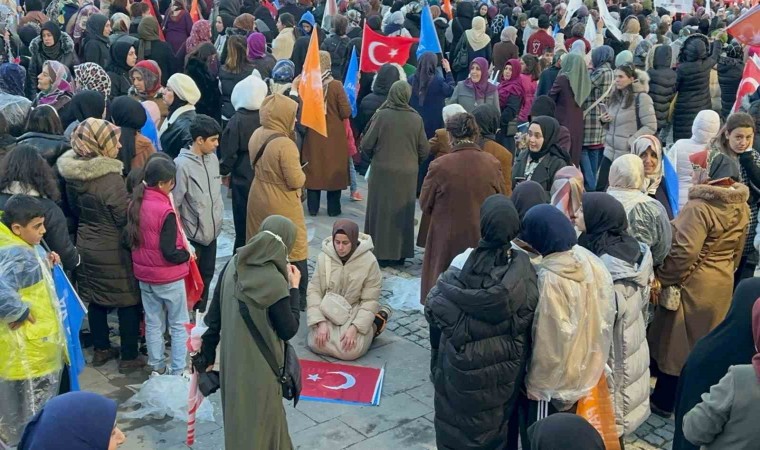 Cumhurbaşkanı Erdoğan konuşurken Türk bayrağını önüne bırakıp miting alanında namaz kıldı