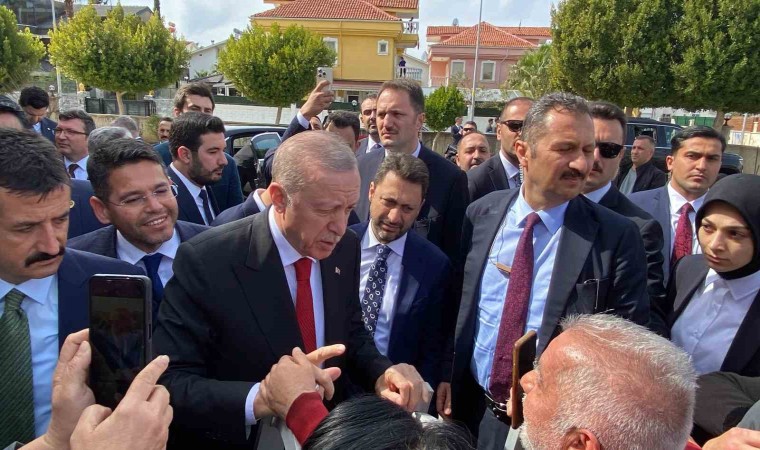 Cumhurbaşkanı Erdoğana cuma namazında vatandaşlardan sevgi seli