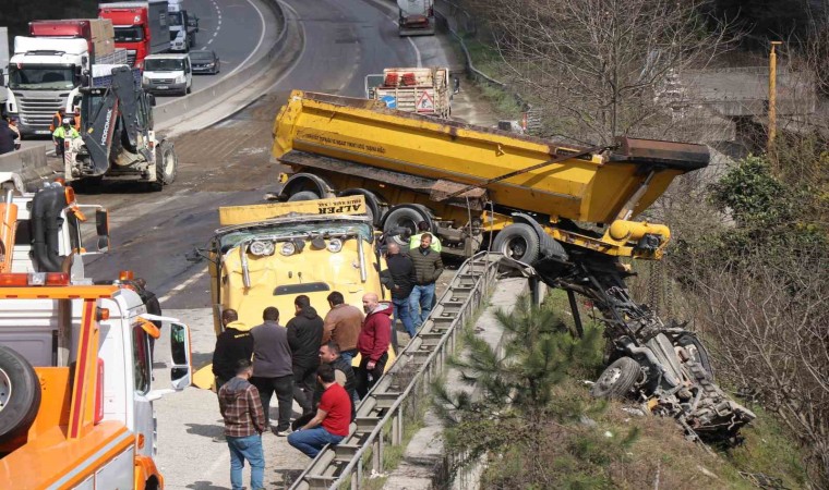 D-650de feci kaza: Kupası kopan tırın dorsesi bariyerlerde asılı kaldı