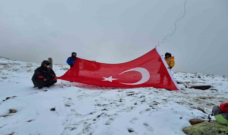 Dağcılar, yıpranan Türk Bayrağını değiştirdi