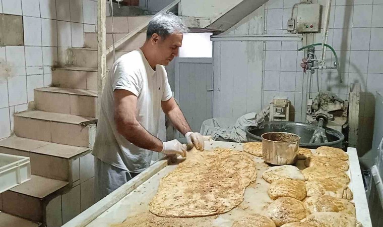 Damak çatlatan lezzetiyle bilinen haşhaşlı tahinli pideye bu yıl da ilgi yoğun