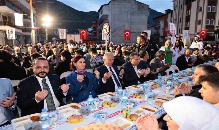 Denizli Büyükşehirin iftar sofrası Bağbaşında kuruldu