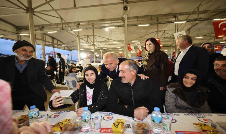 Denizli Büyükşehirin iftar sofrası Merkezefendide kuruldu