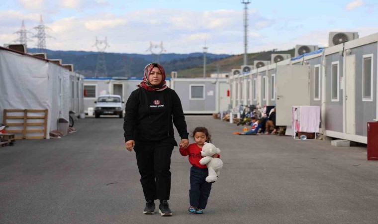 Depremde binadaki 70 kişiden 66sı hayatını kaybetti, kurtulan ailede anne hem çocuğuna bakıyor hem çalışıyor