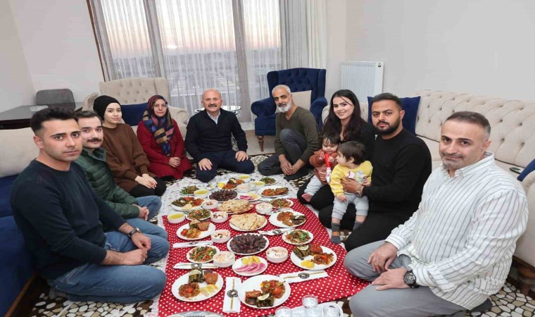 Depremzedeler iftarlarını yeni yuvalarında açtı