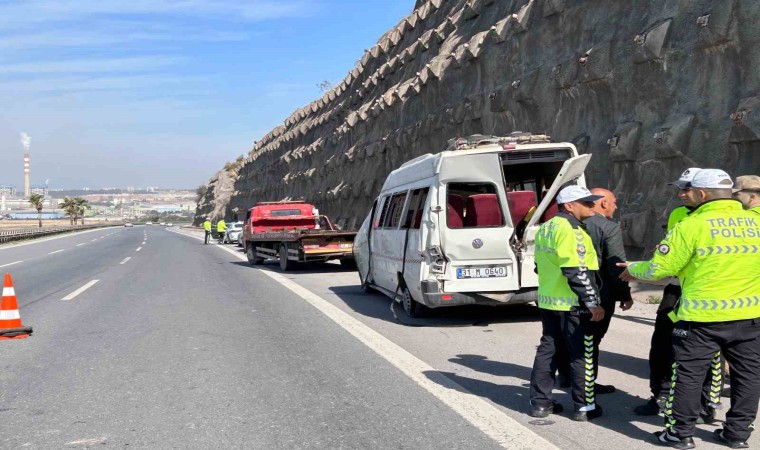 Devrilen minibüsteki 12 kişi yaralandı, kaza sonrası can pazarı kameraya yansıdı