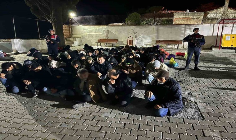 Didimde 51 düzensiz göçmen, 3 göçmen kaçakçısı yakalandı