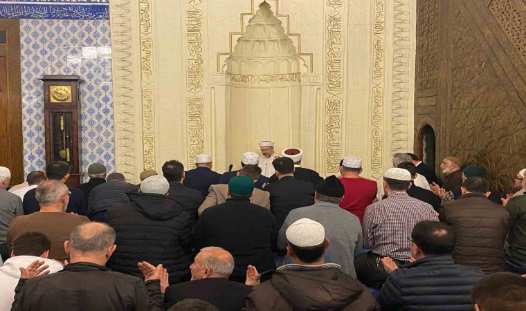 Diyanet İşleri Başkanı Ali Erbaş, ilk teravih namazını Hacı Bayram Veli Camisinde kıldırdı