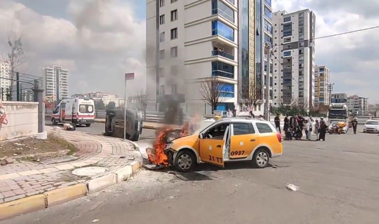 Diyarbakırda çarpışan iki araçtan biri alev aldı