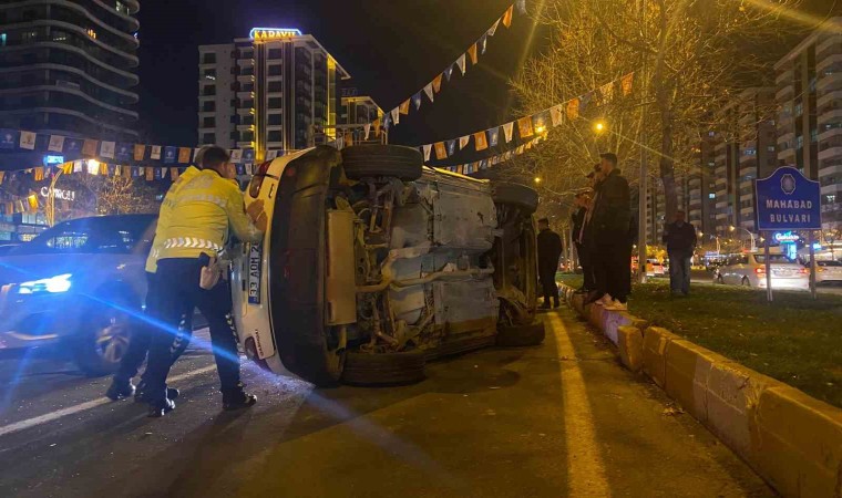 Diyarbakırda seyir halinde el freni çekilen otomobil takla attı