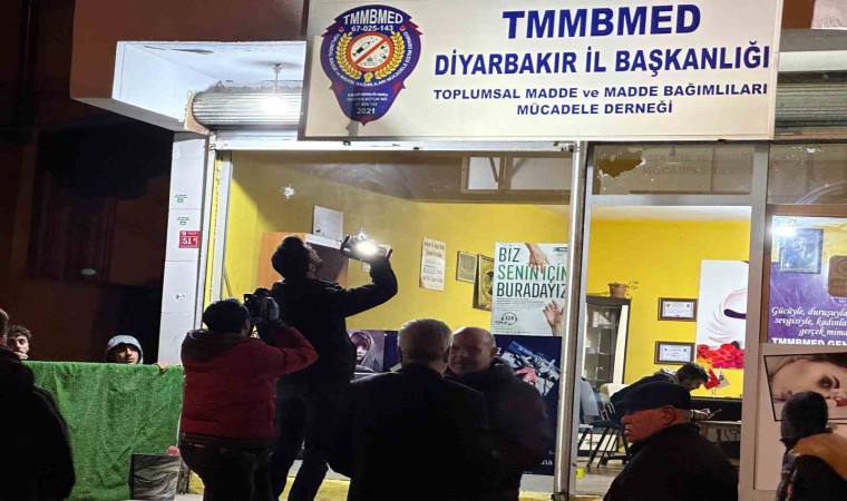 Diyarbakırda uyuşturucu ile mücadele derneğinde silahlı kavga: 2 yaralı