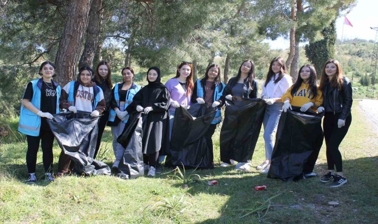 Doğa dostu öğrenciler, çevre temizliği yaptı