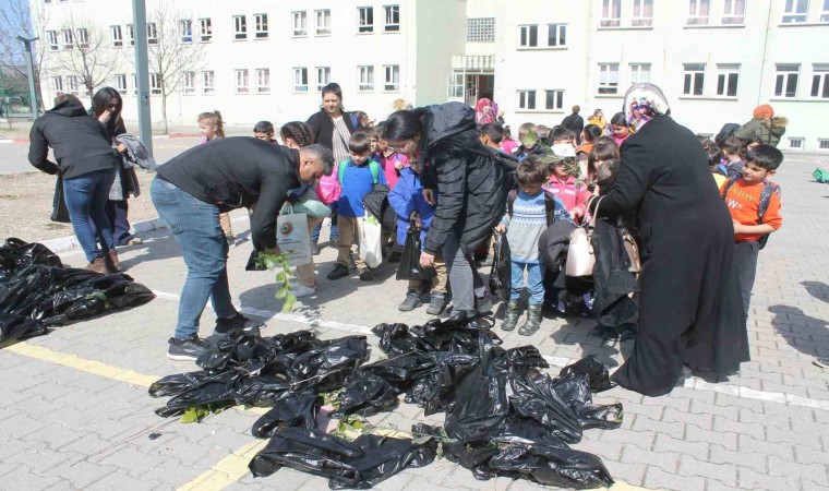 Dünya ormancılık gününde öğrencilere yüzlerce fidan dağıtıldı