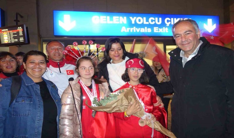 Dünya şampiyonu Selin Naz ve Nilsuya coşkulu karşılama