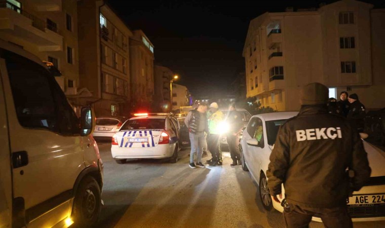 Dur ihtarına uymayan alkollü sürücü, polise çarparak kaçtı