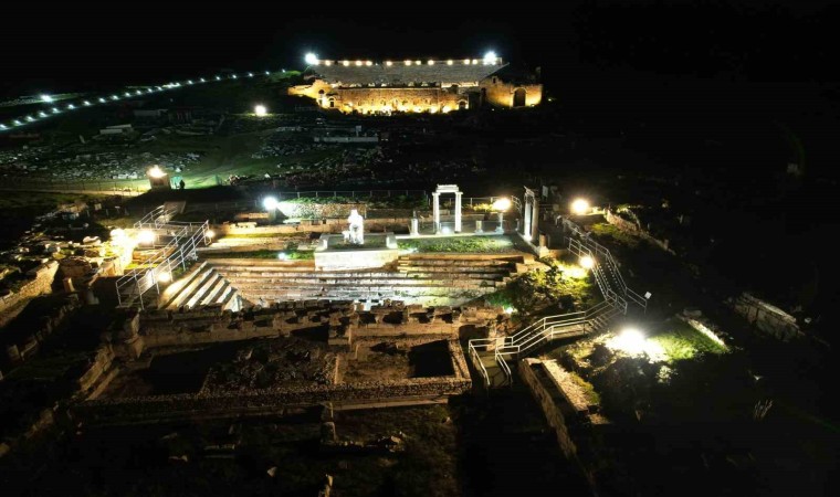 Efesten sonra gece ziyaretlerine açılan Hierapolis ve Pamukkalenin yeni imajı mest etti