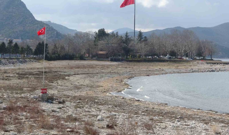 Eğirdir Gölünde yaşanan su kaybı balıkçılığı yok ediyor