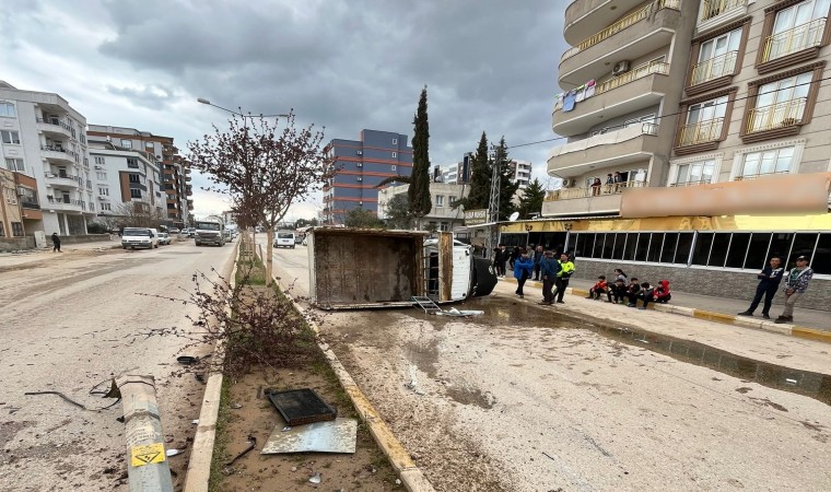 Ehliyetsiz sürücünün kullandığı kamyonet devrildi