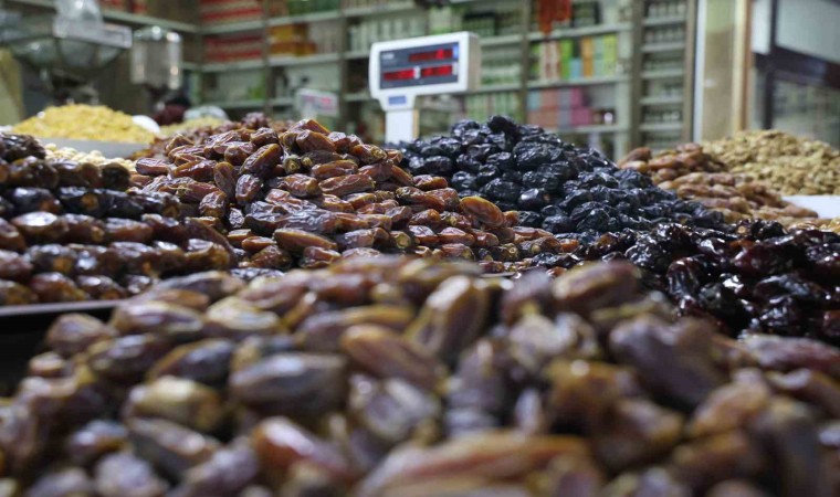 Elazığda Ramazanın vazgeçilmezi hurma tezgahlardaki yerini aldı