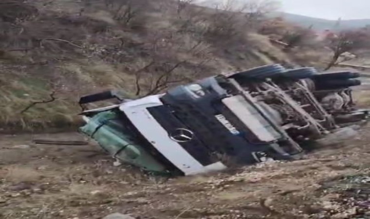 Elazığda yol çöktü, beton mikseri yan yattı