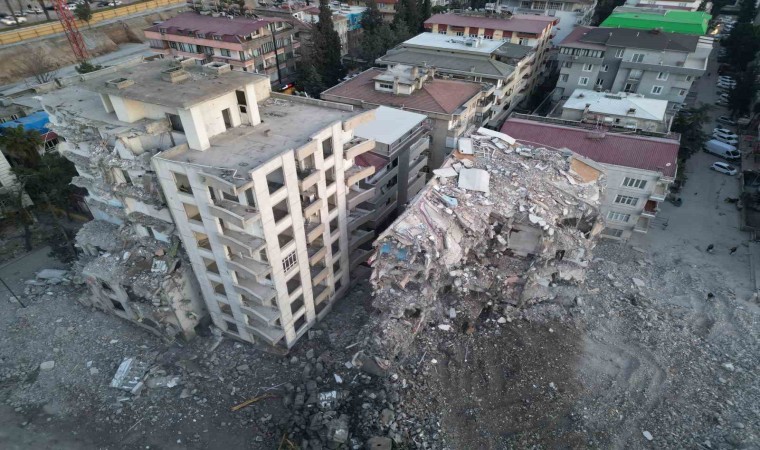 En işlek caddedeki en eski binalar yıkılıyor