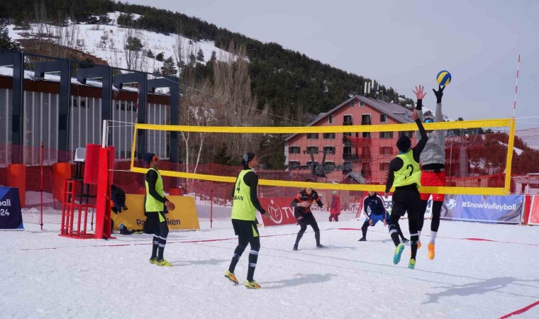 Erzurumda kar voleybolu heyecanı