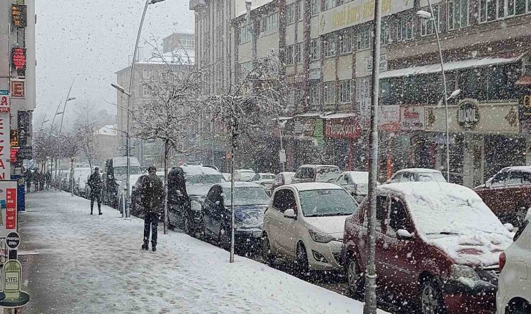 Erzurumda kar yağışı etkili oluyor, 147 köy yolu ulaşıma kapalı