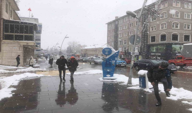 Erzurumda mart sonunda lapa lapa kar yağdı