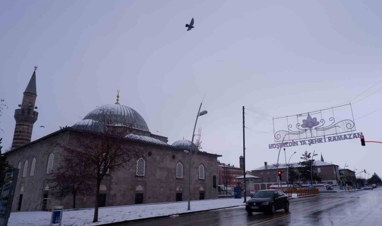 Erzurumda sokaklara “Hoş Geldin Ya Şehri Ramazan” tabelaları asıldı