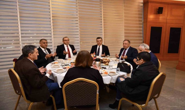 Esenyurt Belediye Başkanı Bozkurt, ilçe protokolü ile iftar sofrasında buluştu