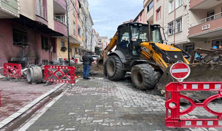 Esenyurtta İSKİ ekiplerinin çalışma sırasında doğalgaz borusu patladı: 2 daire alev alev yandı