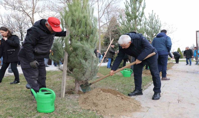 Eskişehir Teknik Üniversitesinde hayatını kaybeden Doç. Dr. Filiz Bayrakçı Karel ve kızı anısına ağaç dikim etkinliği gerçekleştirdi