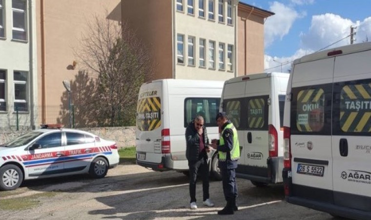 Eskişehirde polis ve jandarma 117 okul servisi ve şoförünü denetledi