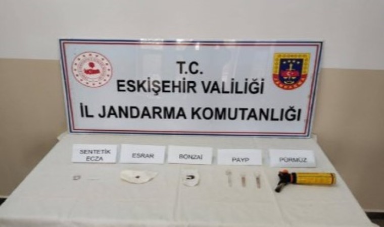 Eskişehirde uyuşturucuya operasyonu yapan jandarma 16 şahsı yakaladı