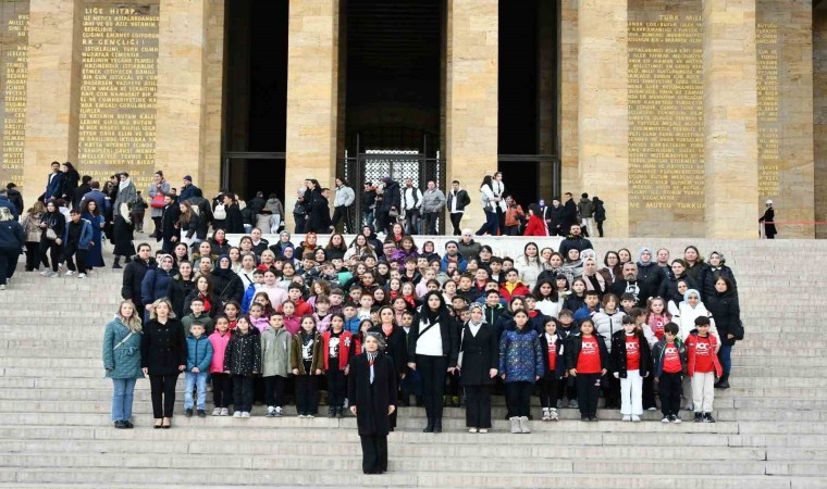 Eskişehirli öğretmen, öğrenci ve velilerden Anıtkabire ziyaret