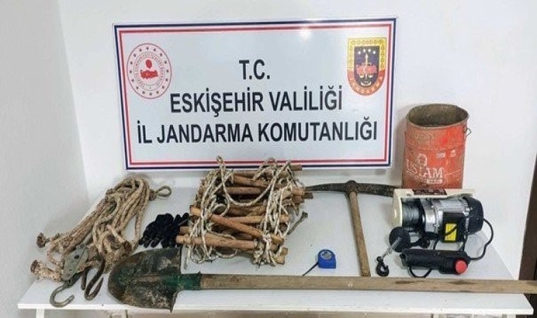 Evinin bahçesinde kaçak kazı yapan 2 şahsa jandarma operasyonu