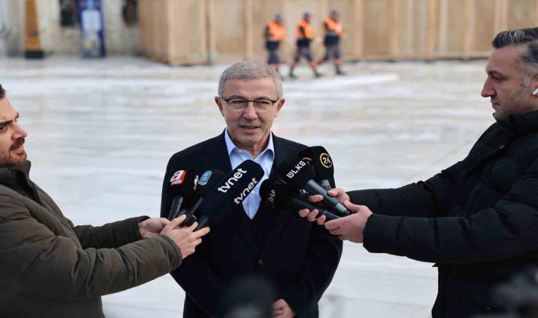 Eyüpsultan Cami ve meydanı gül suyu ile yıkandı