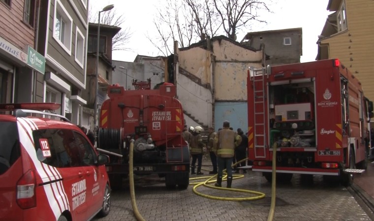 Fatihte 3 katlı binada yangın: 1 ölü