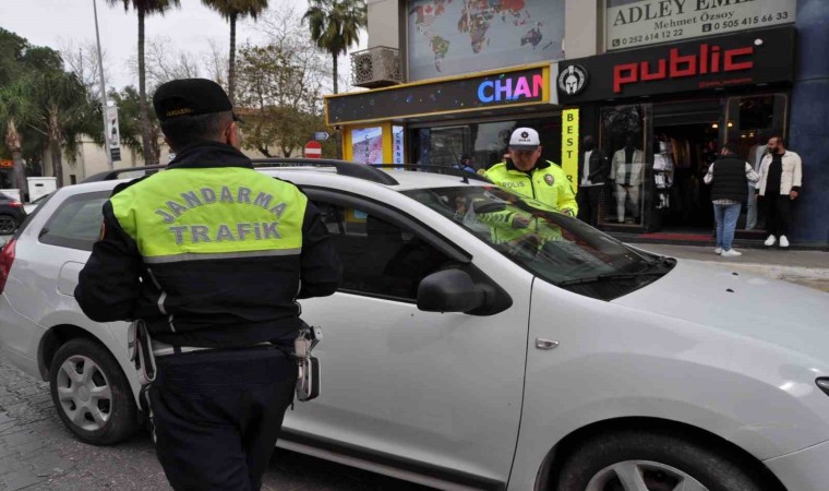 Fethiyede Polis ve Jandarmadan “Yayalara Öncelik” bilgilendirmesi