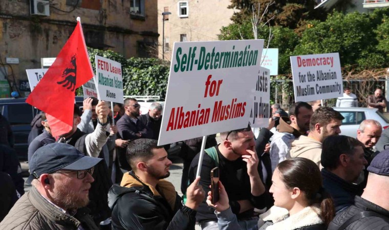 FETÖ tarafından yönetilen Arnavutluk İslam Birliği protesto edildi