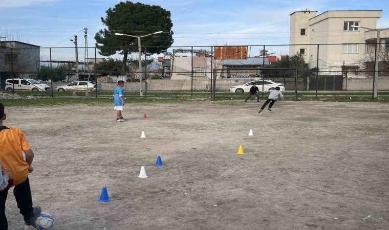 Futbol meraklısı depremzede çocuklar, toprak sahada tozu dumana katıyor