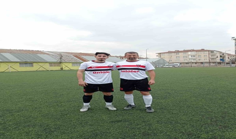 Futbolcu baba oğul, aynı takımda top koşturuyor