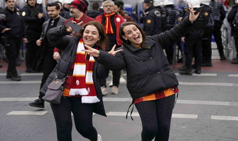 Galatasaray taraftarı, Dolmabahçede