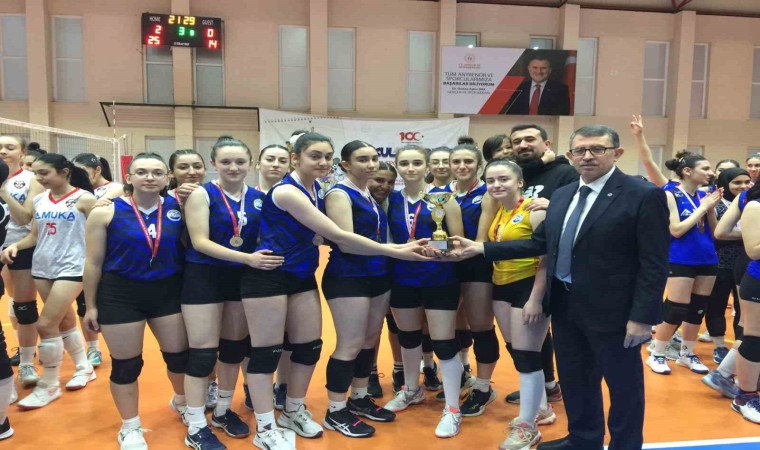 Genç KızlarVoleybol Şampiyonasında kupalar sahibini buldu