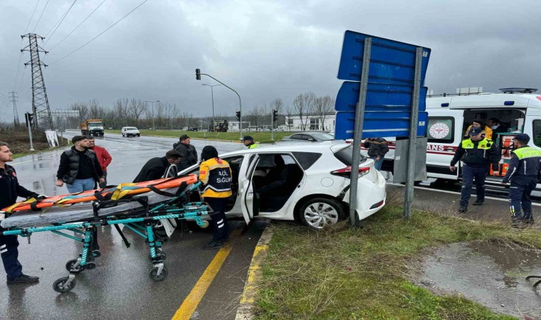 Göreve giden polisler kaza yaptı: 2 yaralı