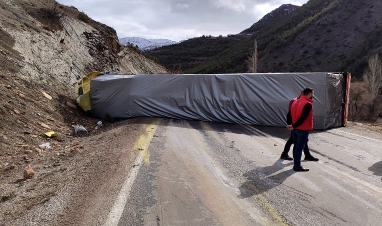 Gümüşhanede kontrolden çıkan tır yan yattı: 1 yaralı