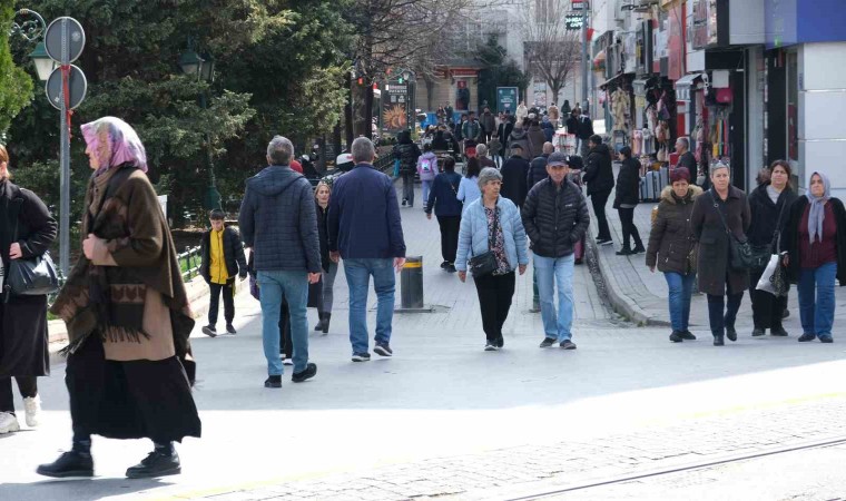 Güzel havayı fırsat bilen vatandaşlar sokaklara akın etti