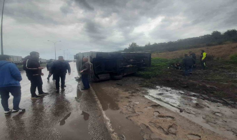 Hatayda işçi servisi devrildi: 4 yaralı